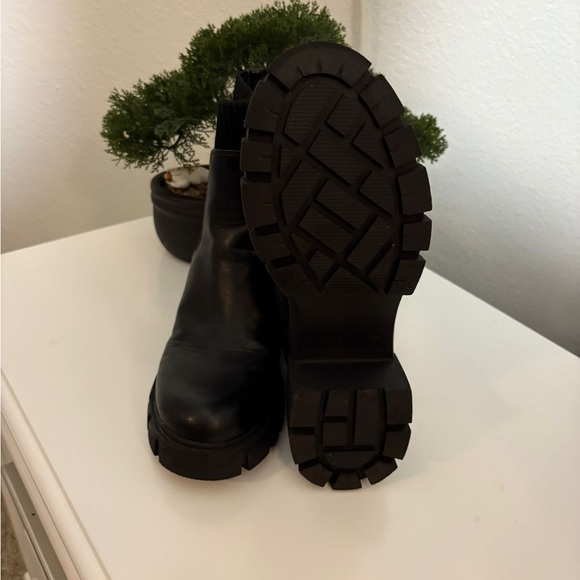 Steve Madden😎🥰 Black Ankle Booties - Picture 3 of 6